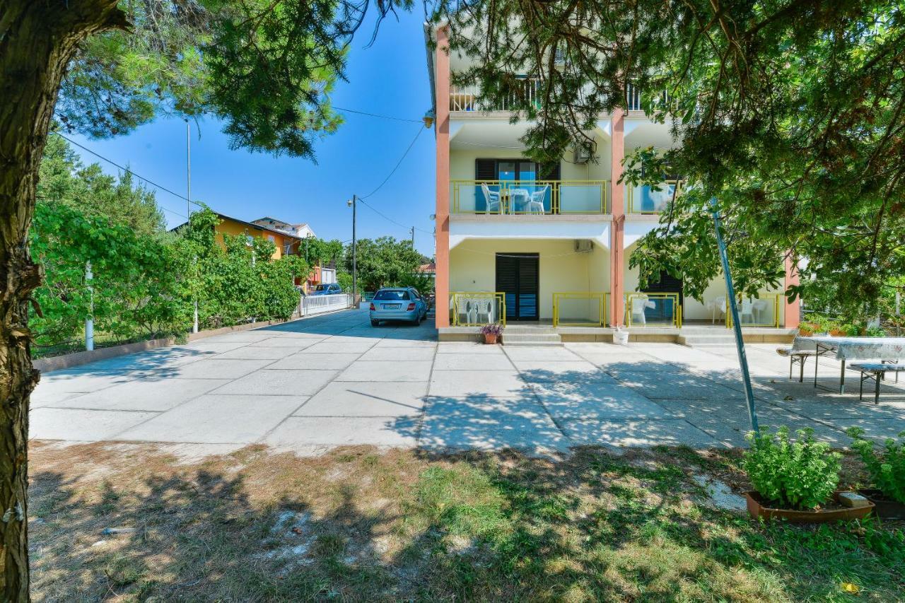 Apartmani Jelena Petrčane Exterior foto